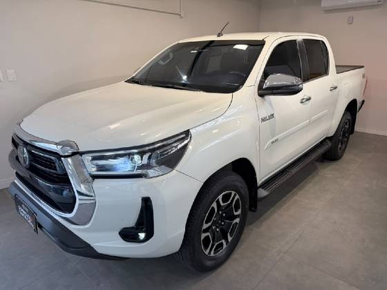 TOYOTA HILUX 2.8 D-4D TURBO DIESEL CD SRX 4X4 AUTOMÁTICO